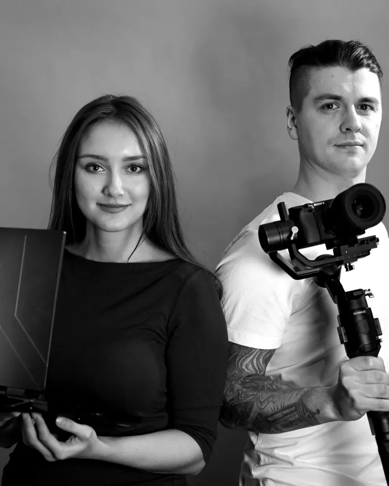Klaudia i Patryk, zespół Advantage Marketing, z laptopem i kamerą na gimbalu